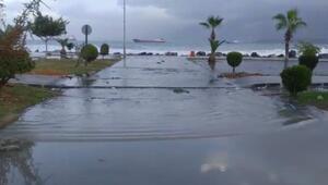 İskenderun'da fırtına... Deniz taştı, caddeler su altında kaldı