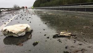 Rize'de fırtına yüzünden dalgalarla gelen taşlar, sahil yoluna doldu, ulaşım aksadı