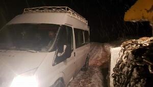 Kar nedeniyle yolda mahsur kalan güvenlik korucuları kurtarıldı