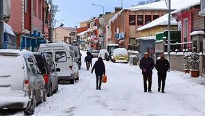Ardahan'ın Posof ilçesinde kar kalınlığı 20 santime ulaştı, okullar tatil edildi, yollar kapandı