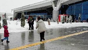 Kars’ta yoğun kar yağışı ve sis etkili oldu, uçak seferleri iptal edildi
