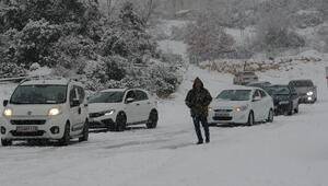Mersin'in Erdemli ilçesinde kar yağışı etkili oluyor! Bazı okullar 2 gün tatil edildi
