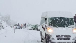 Isparta ve Burdur'da kar yağışı nedeniyle araçlar yollarda kaldı, sınavlar ertelendi