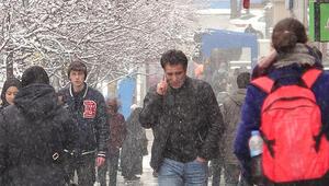 Erzurum'da kar yağışı yüzünden yollar kapandı, törenler iptal edildi