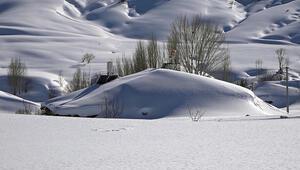 Kar 5 metreyi buldu, hayalet köye döndü