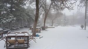 Aksaray'da Nisan karı... Yükseklerde kar kalınlığı 10 santimetre