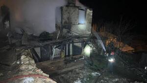 Yusufeli’nde 2 katlı ev yangında küle döndü