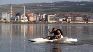 Sel sularının göle çevirdiği Ardahan ovasında kano keyfi