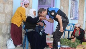 Şırnak’ta polisinden 'Anneler Günü' kutlaması