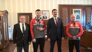 Şampiyon halterciden Kırıkkale Valisi Tekbıyıkoğlu'na ziyaret