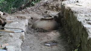 Antik kente yapılan kazıda toprak küp bulundu