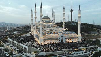 Büyük Çamlıca Camii’nde dikkat çeken kalabalık