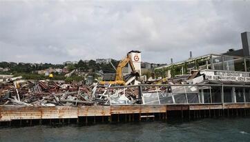 İşte o anlar! Galatasaray Adası yıkılıyor...