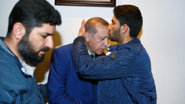 Dünyanın konuştuğu ikizlerin babası Cumhurbaşkanı Erdoğanı alnından öptü