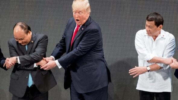 Trump el sıkışma töreninde şoke oldu