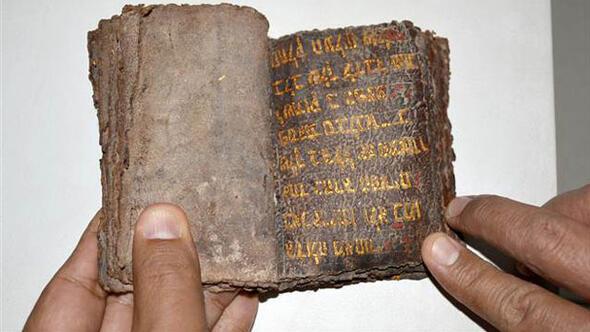 700 yıllık altın yazmalı Tevrat ele geçirildi