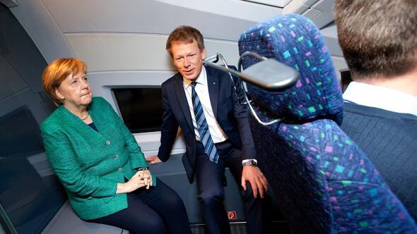 Almanyada Merkelin açılışına katıldığı tren yolda kaldı