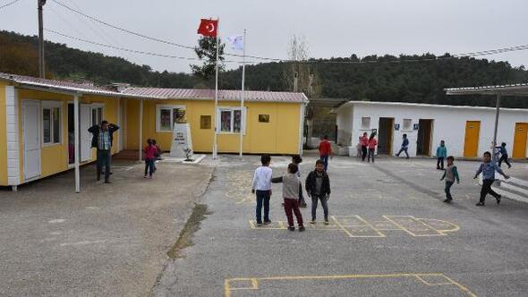 İzmirde 90 öğrenci, 40 metrekarelik konteynerlerde eğitim alıyor