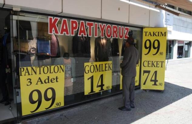 İzmirde korkutan görüntü Dükkanlar kepenk indirdi