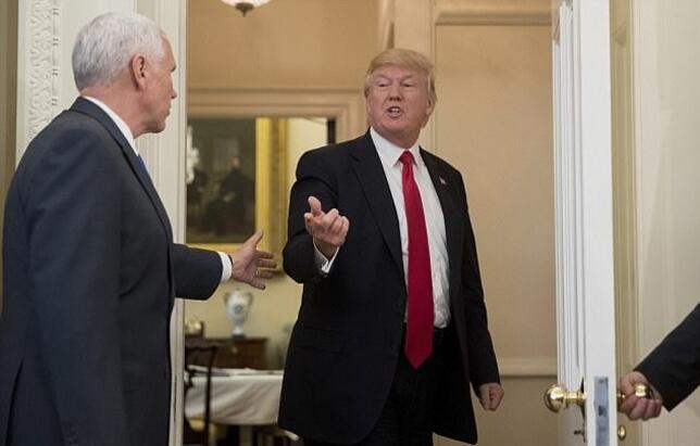 Trump aniden odayı terk etti Pence arkasından bakakaldı