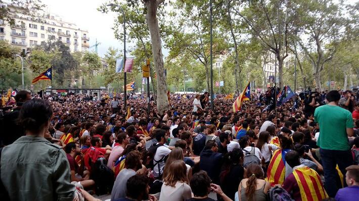 Son dakika... Barcelonada öğrenciler üniversiteyi işgal etti