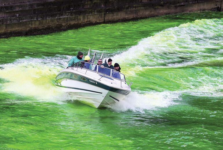 Koskoca nehir yeşile boyandı