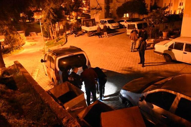 İzmirden geceyarısı gelen korkunç haber Evinde bıçaklanarak öldürüldü