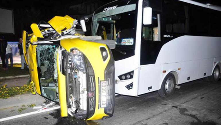 Midibüsün çarptığı taksideki kadın öldü