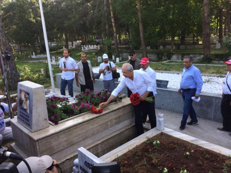 Kılıçdaroğlu, Gaffar Okkanın mezarını ziyaret etti