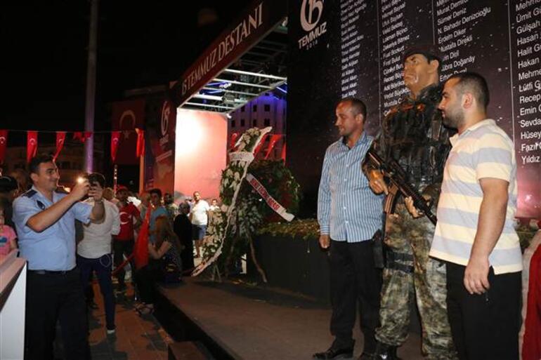 Vatandaşlar Şehit Ömer Halisdemir heykeliyle fotoğraf çekmek için kuyrukta bekledi