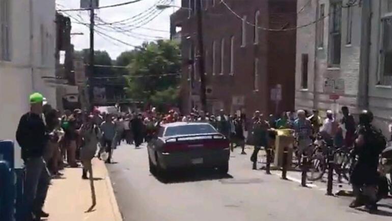 Son dakika... ABD’de otomobil göstericilerin arasına daldı: 1 ölü
