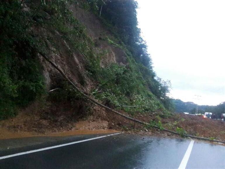 Rizede şiddetli yağış nedeniyle bir ilçede okullar tatil edildi, yol kapandı