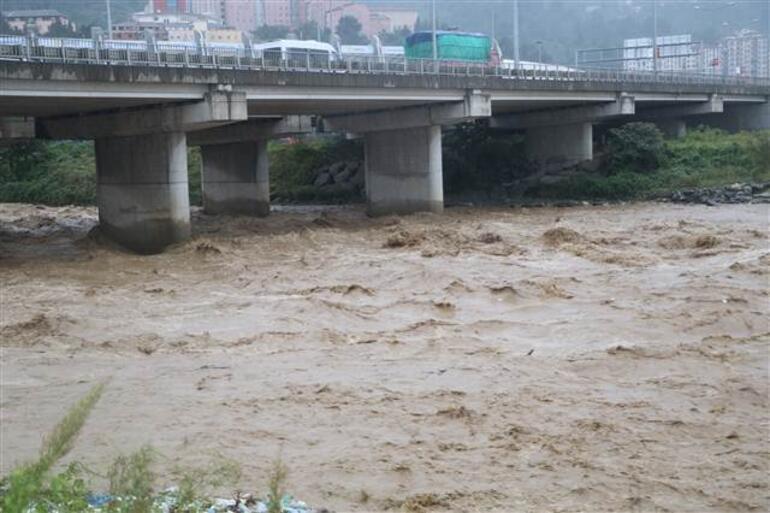 Rizede şiddetli yağış nedeniyle bir ilçede okullar tatil edildi, yol kapandı