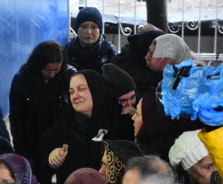 Ukraynada öldürülen Zeynep, gözyaşlarıyla son yolculuğuna uğurlandı