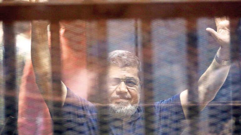 Son dakika... Mursi mahkeme salonunda hayatÄ±nÄ± kaybetti