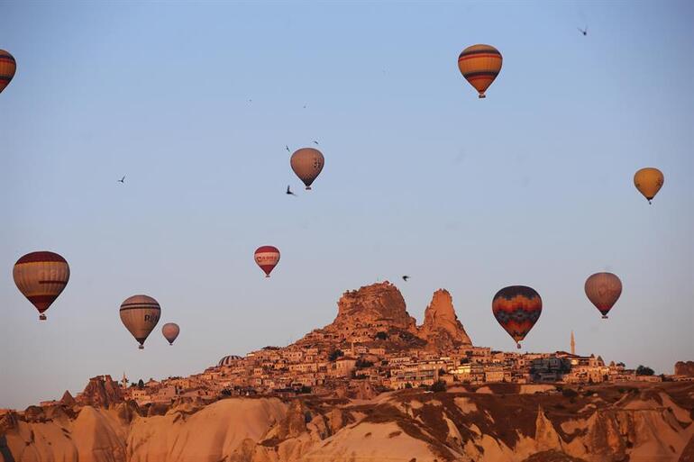 Kapadokya'da sıcak hava balonlarının görsel şöleni