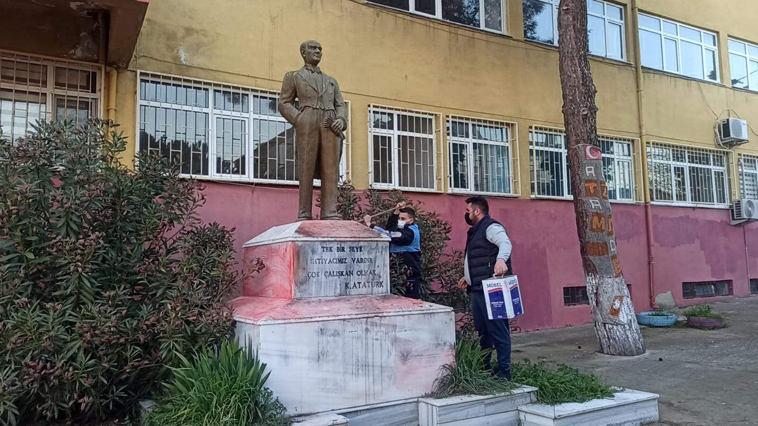 Tekirdağ'da Atatürk heykeline çirkin saldırı! Çevredekiler durumu fark etti