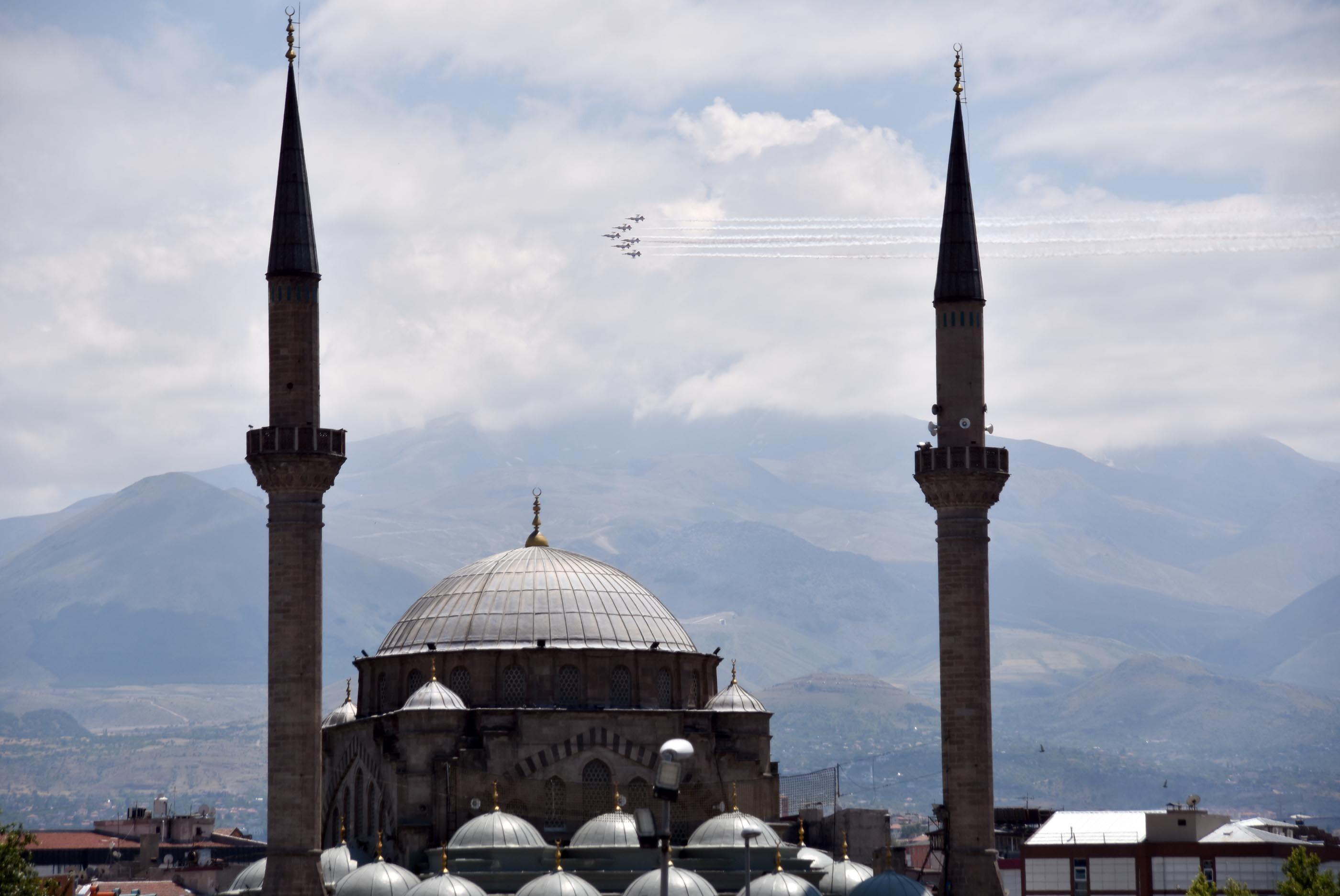 Türk Yıldızları'ndan Kayseri semalarında gösteri uçuşu