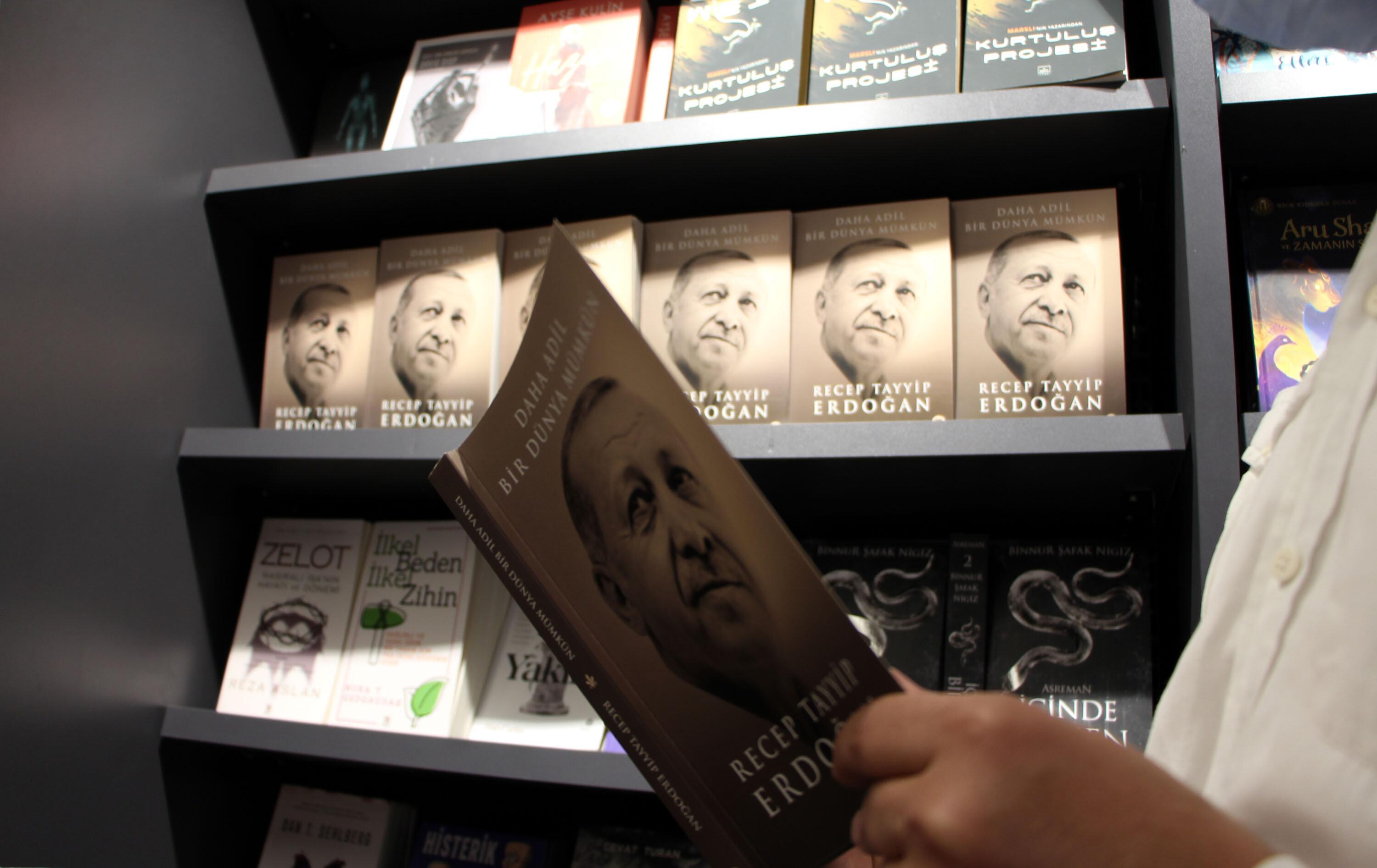 Cumhurbaşkanı Recep Tayyip Erdoğan'ın kitabı raflarda yerini aldı