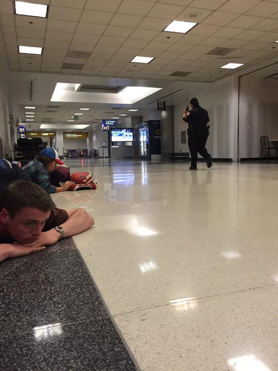 Los Angeles havalimanında 'silahlı saldırı' paniği!