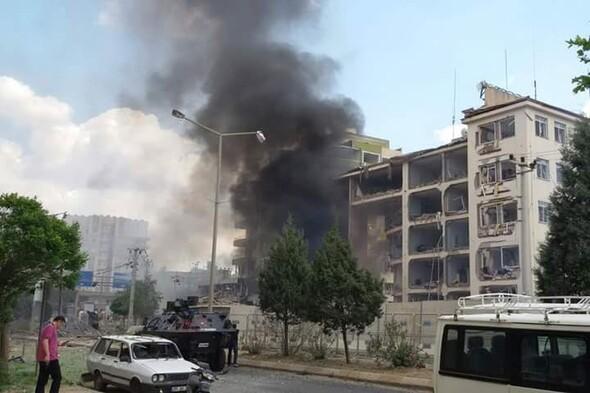 Mardin Midyat'ta Emniyet Müdürlüğü'ne bombalı araçla saldırı