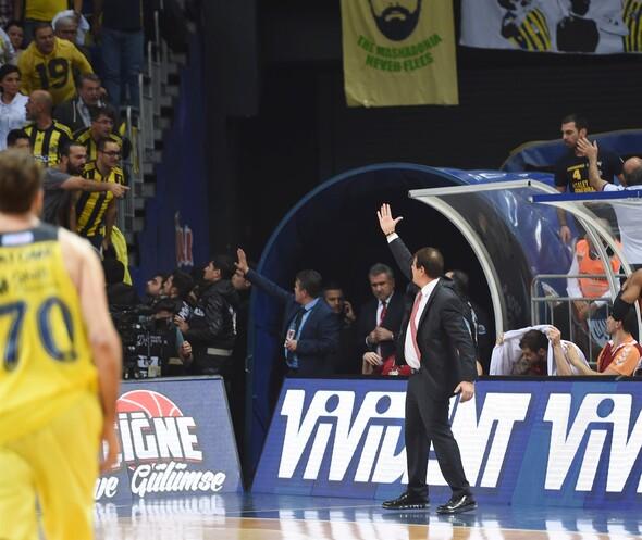 Fenerbahçe-Galatasaray Odebank derbisinde ortalık karıştı