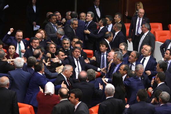 AK Partililer ile HDP'liler Meclis'te kavga etti