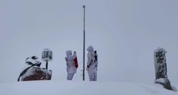 MSB'den karla kaplı üs bölgesinde 'bayrak değişimi' paylaşımı