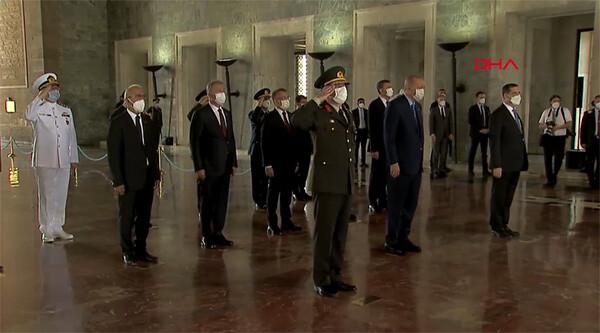Son dakika... Cumhurbaşkanı Erdoğan ve YAŞ üyeleri Anıtkabir'de 