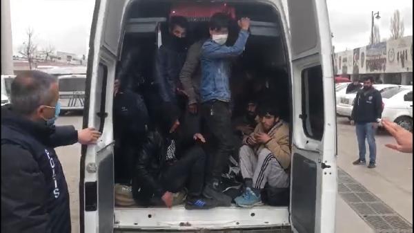 Ankara'da 17 kişilik minibüsten 40 göçmen çıktı