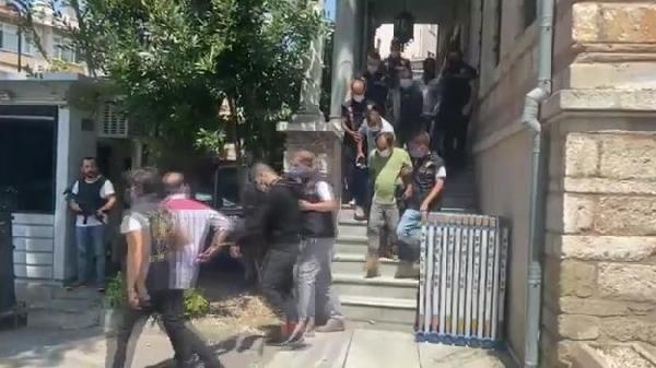 Taksim Meydanı'nda çocukları dilendiren şüpheliler yakalandı! 26 çocuk koruma altına alındı