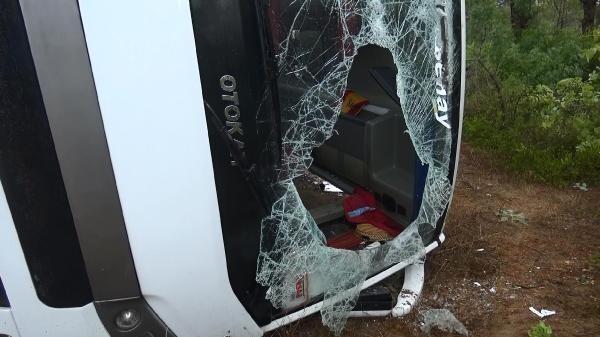 Manavgat'ta tur otobüsü devrildi: 8 yaralı