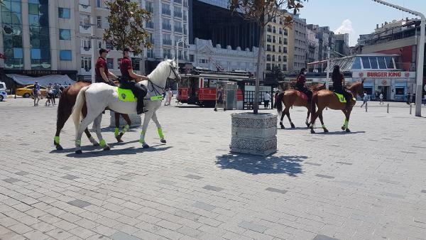 Atlı polislerden Taksim'de denetim