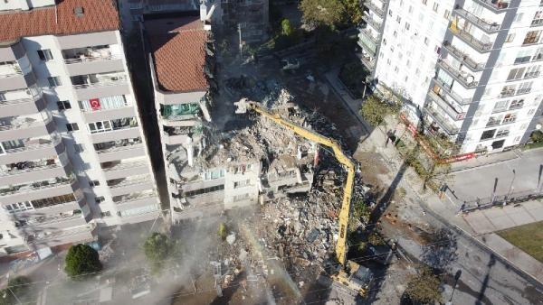 Depremde 3 katı çöken Yılmaz Erbek Apartmanı'nda yıkım sürüyor
